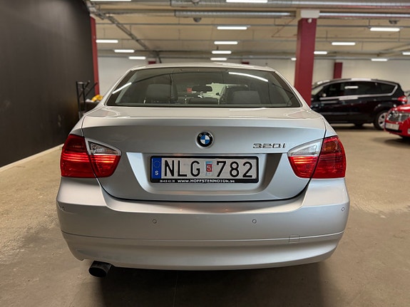 BMW 320i 4 of 10