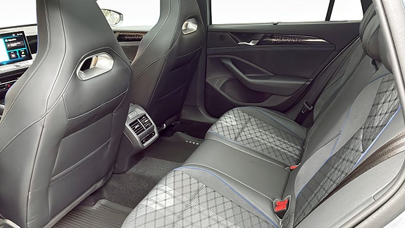 Volkswagen Passat 11 of 18