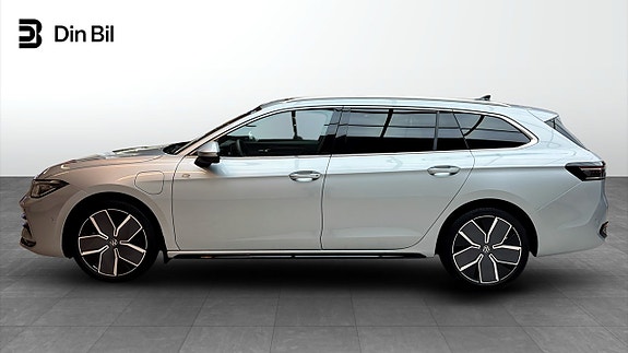 Volkswagen Passat 2 of 18
