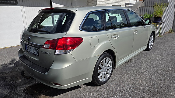 Subaru Legacy 2 of 7