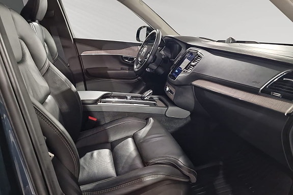 Volvo XC90 10 of 18