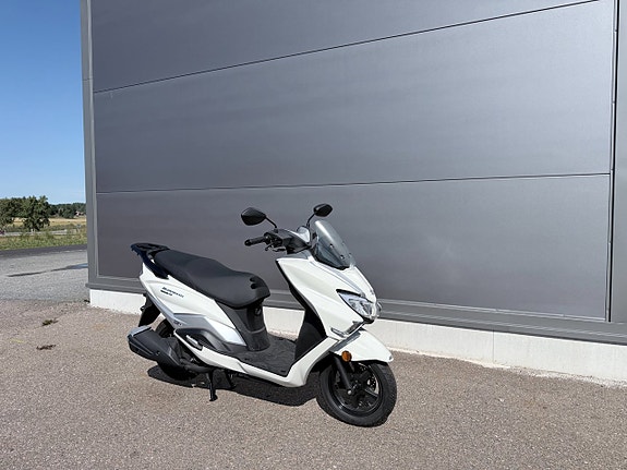 Suzuki UB125 Burgman 2 of 4