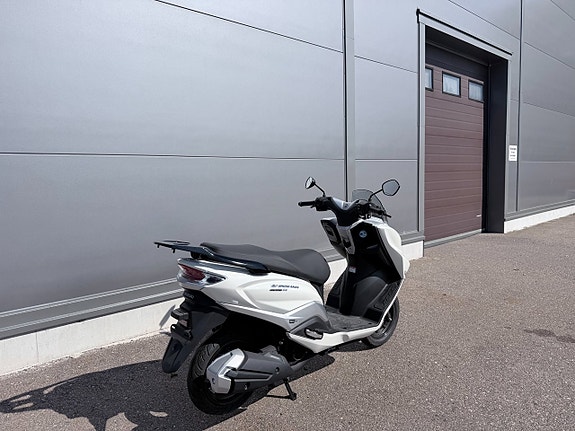 Suzuki UB125 Burgman 3 of 4