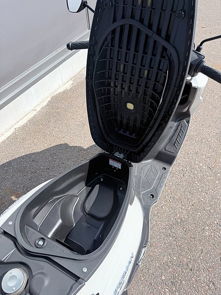 Suzuki UB125 Burgman 4 of 4