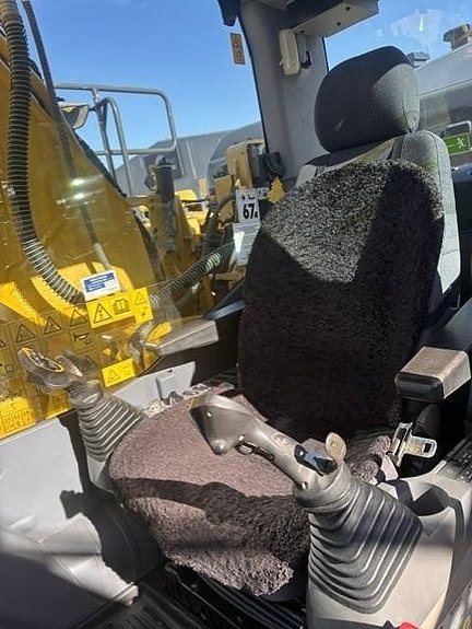 Komatsu PC 210 LC-11 6 of 8