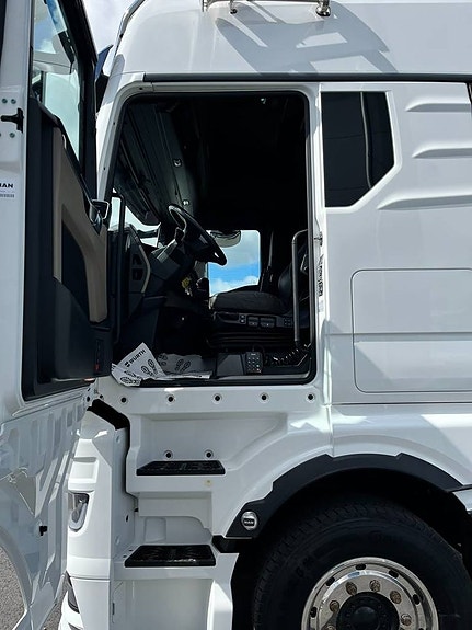 MAN TGX 28.580 6x2 BL 6 of 11