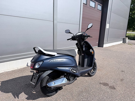 Suzuki UK125 Adress 2 of 6