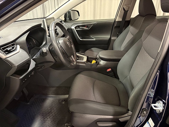 Toyota RAV4 9 of 18