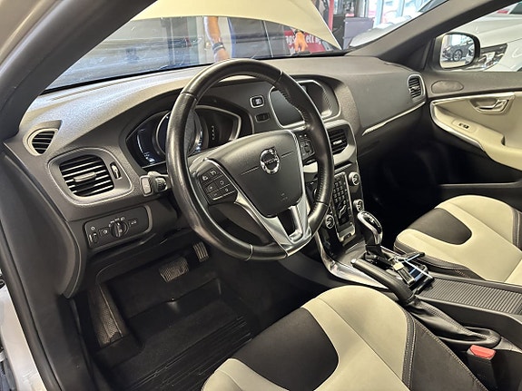 Volvo V40 Cross Country 10 of 14
