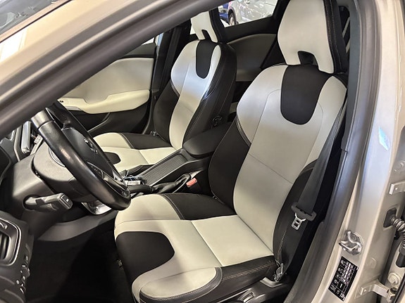 Volvo V40 Cross Country 11 of 14