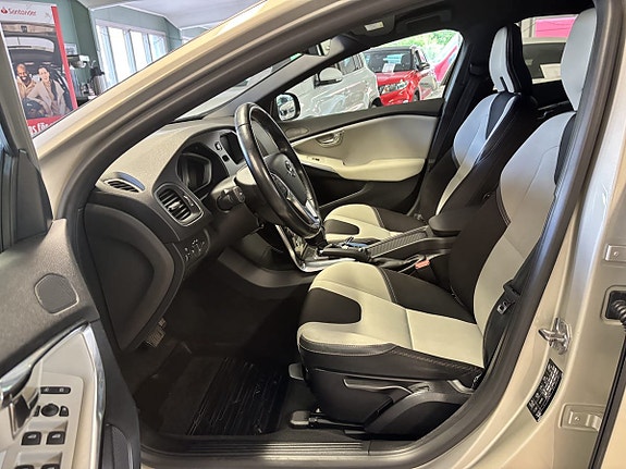 Volvo V40 Cross Country 12 of 14