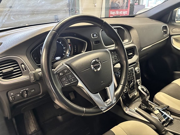 Volvo V40 Cross Country 8 of 14