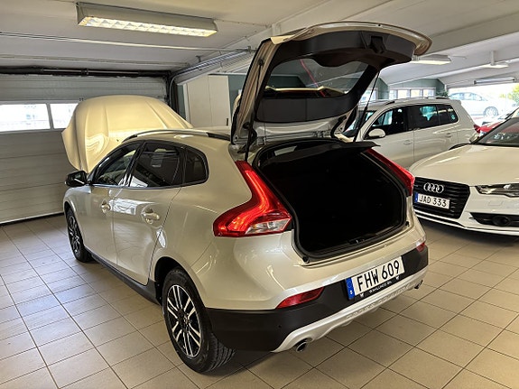 Volvo V40 Cross Country 2 of 14