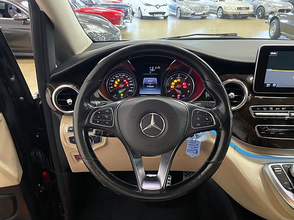 Mercedes-Benz V250 11 of 26