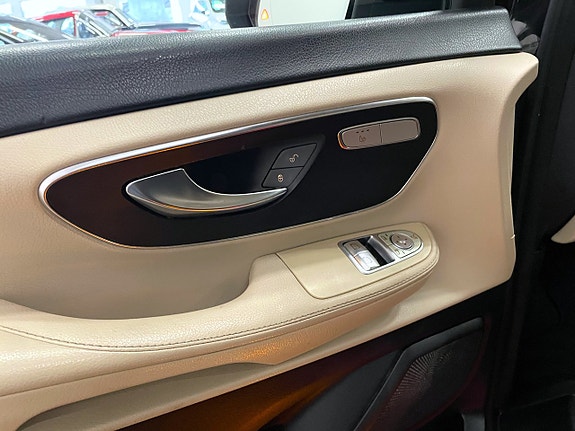 Mercedes-Benz V250 16 of 26