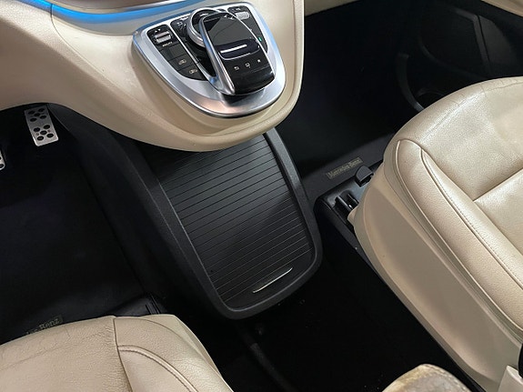 Mercedes-Benz V250 19 of 26