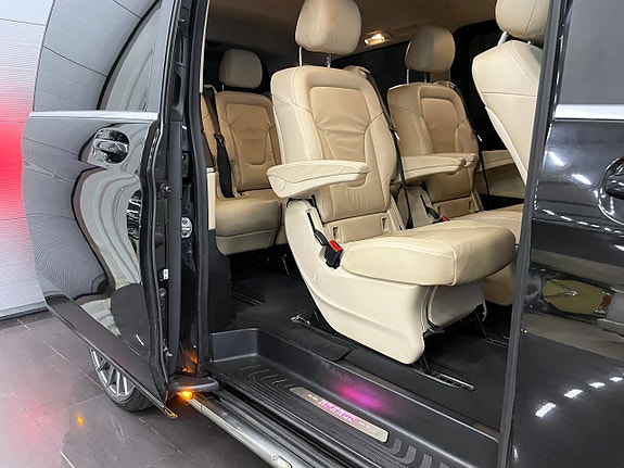 Mercedes-Benz V250 21 of 26