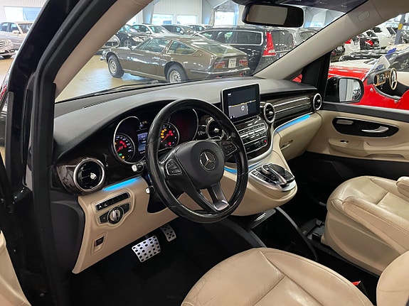 Mercedes-Benz V250 10 of 26