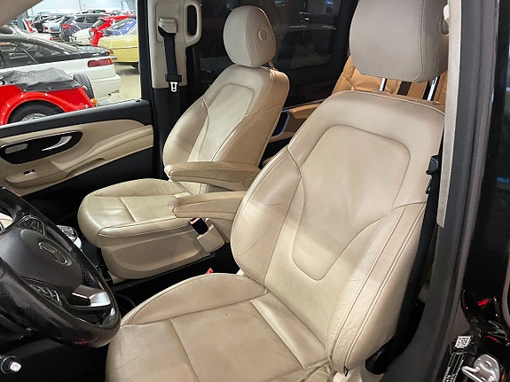 Mercedes-Benz V250 12 of 26