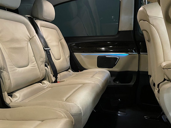 Mercedes-Benz V250 25 of 26