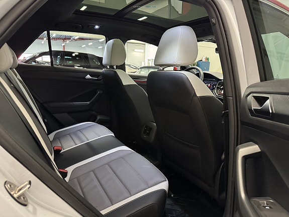 Volkswagen T-Roc 17 of 26