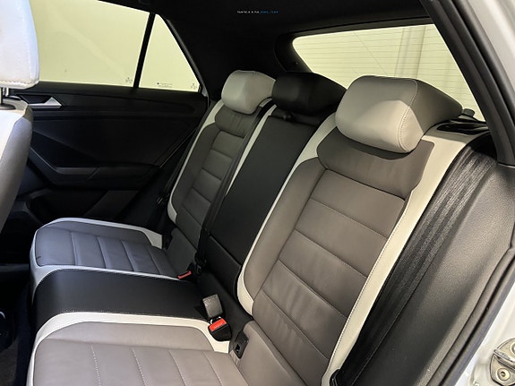 Volkswagen T-Roc 13 of 26