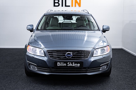 Volvo V70 2 of 27