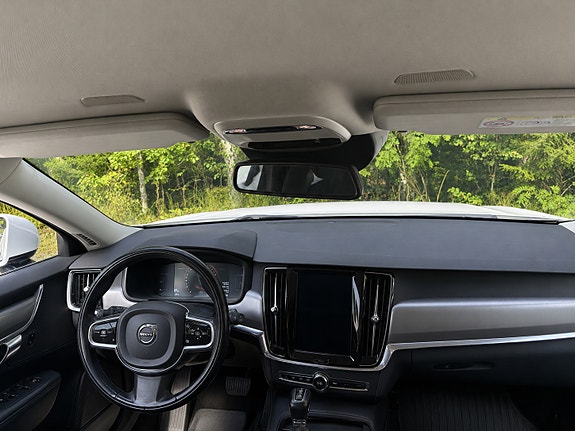 Volvo V90 2 of 5