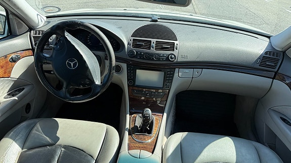 Mercedes-Benz E200 4 of 12