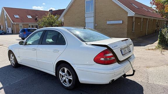 Mercedes-Benz E200 11 of 12