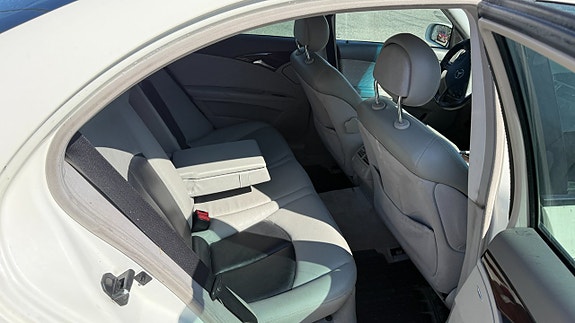 Mercedes-Benz E200 8 of 12