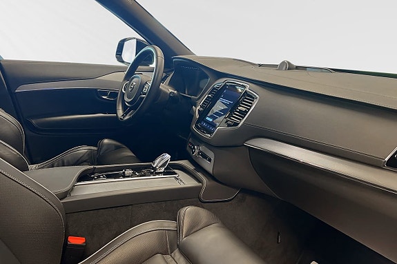 Volvo XC90 10 of 27