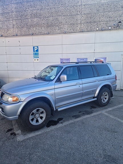 Mitsubishi Pajero Sport 2 of 2