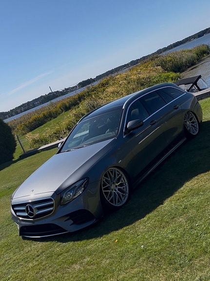 Mercedes-Benz E220 2 of 7