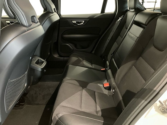 Volvo V60 Cross Country 7 of 15