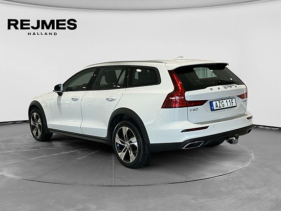 Volvo V60 Cross Country 2 of 15