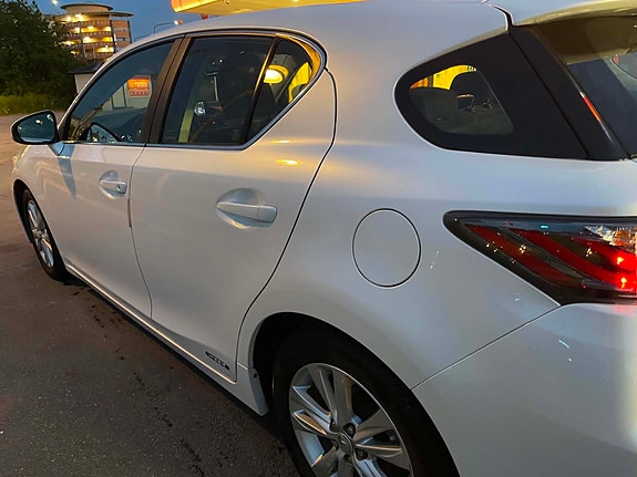 Lexus CT200h 12 of 16