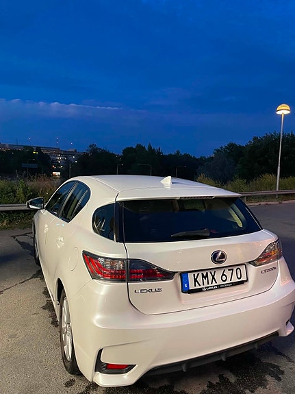 Lexus CT200h 10 of 16