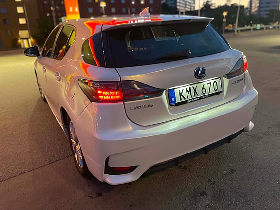 Lexus CT200h 2 of 16