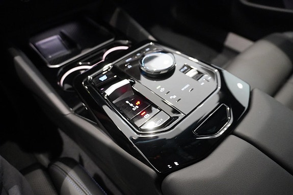 BMW i5 10 of 12