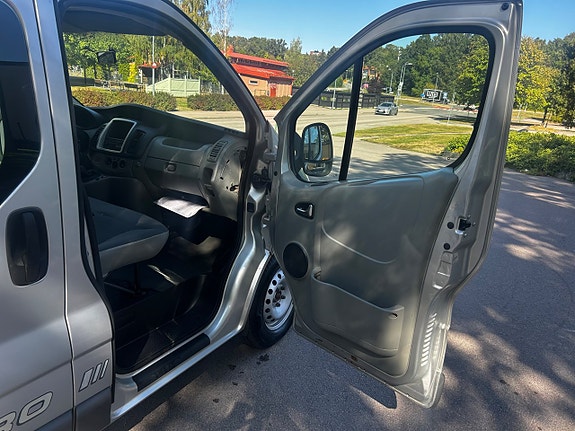 Opel Vivaro 10 of 25