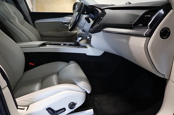 Volvo XC90 11 of 27