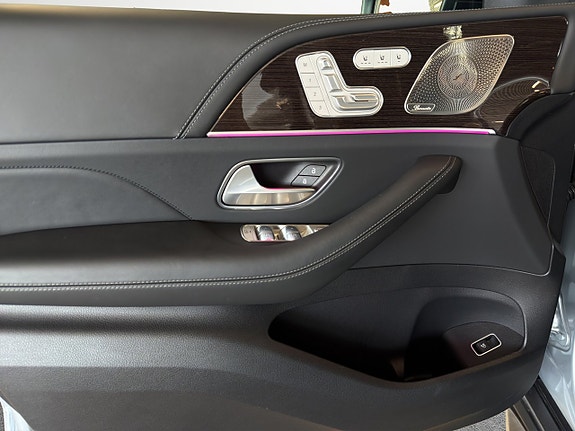 Mercedes-Benz GLS63 15 of 25