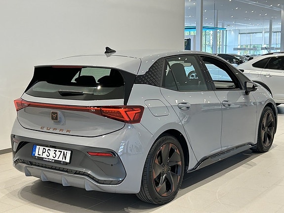 Cupra Born 7 of 18