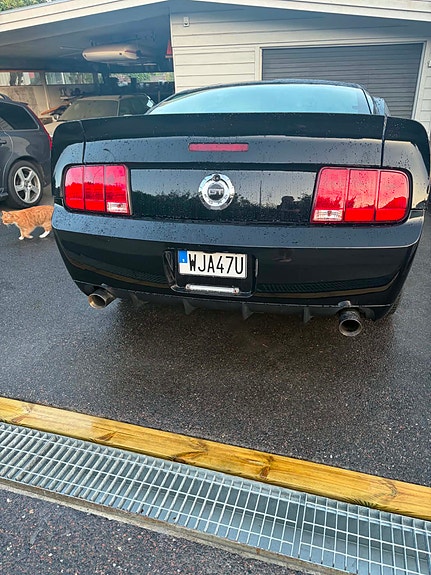 Ford Mustang 2 of 7