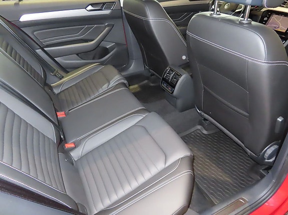 Volkswagen Passat Alltrack 9 of 26