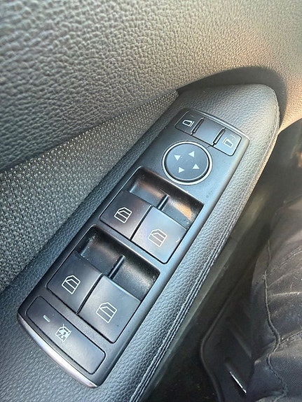 Mercedes-Benz E220 23 of 27