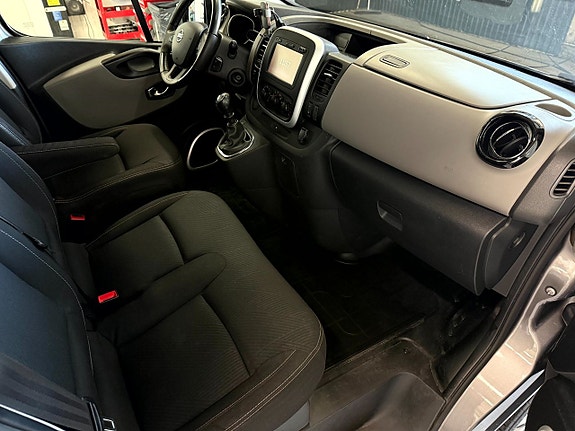 Nissan NV300 14 of 18