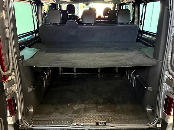 Nissan NV300 10 of 18