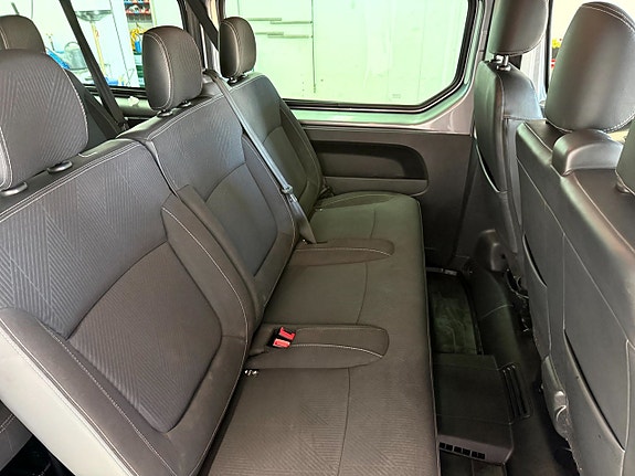Nissan NV300 12 of 18